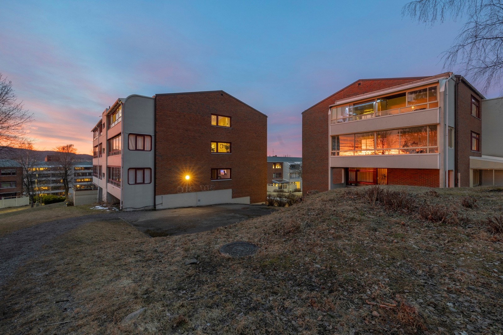 Bygget er plassert på en skrånet tomt Galleribilde