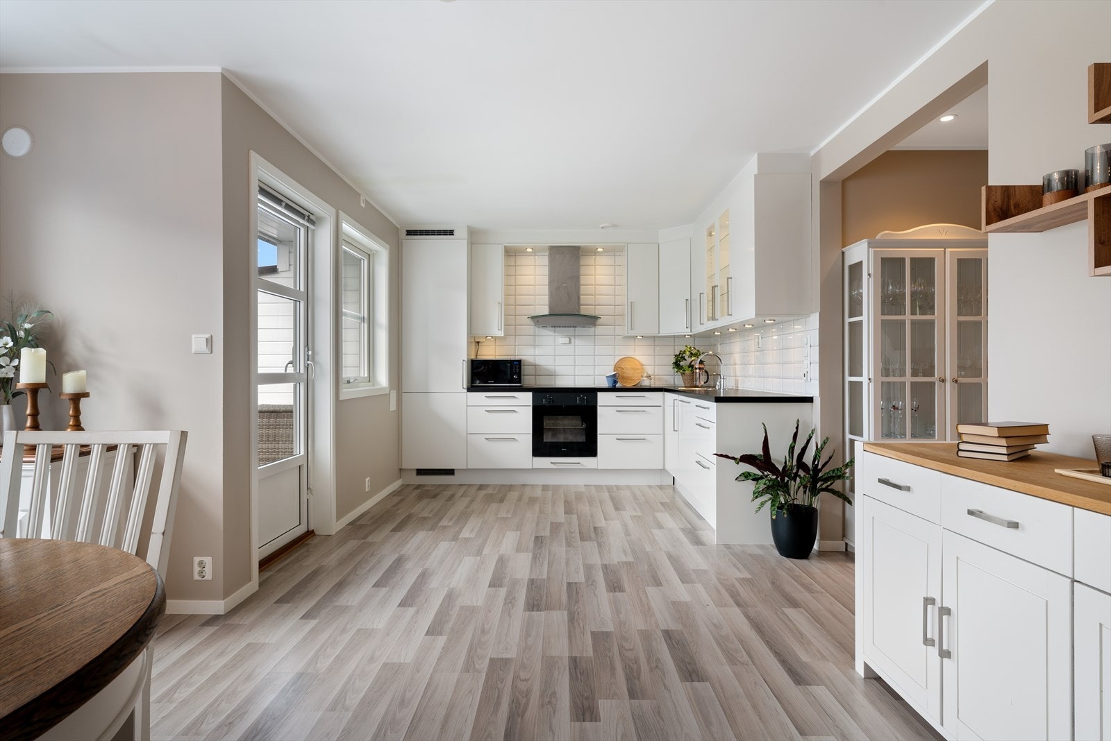 - Bo godt med gjennomgående fin standard og en god planløsning i et attraktivt boligområdet - Galleribilde