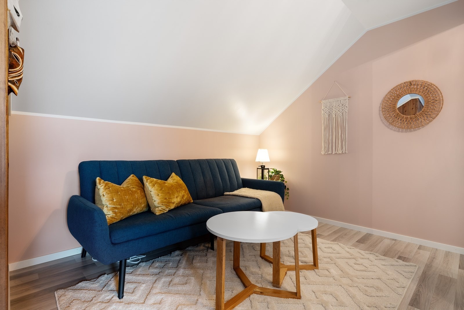 - Loftsetasjen inneholder bod, TV-stue og 2 soverom (ikke godkjent for varig opphold iht. byggetegninger) - Galleribilde