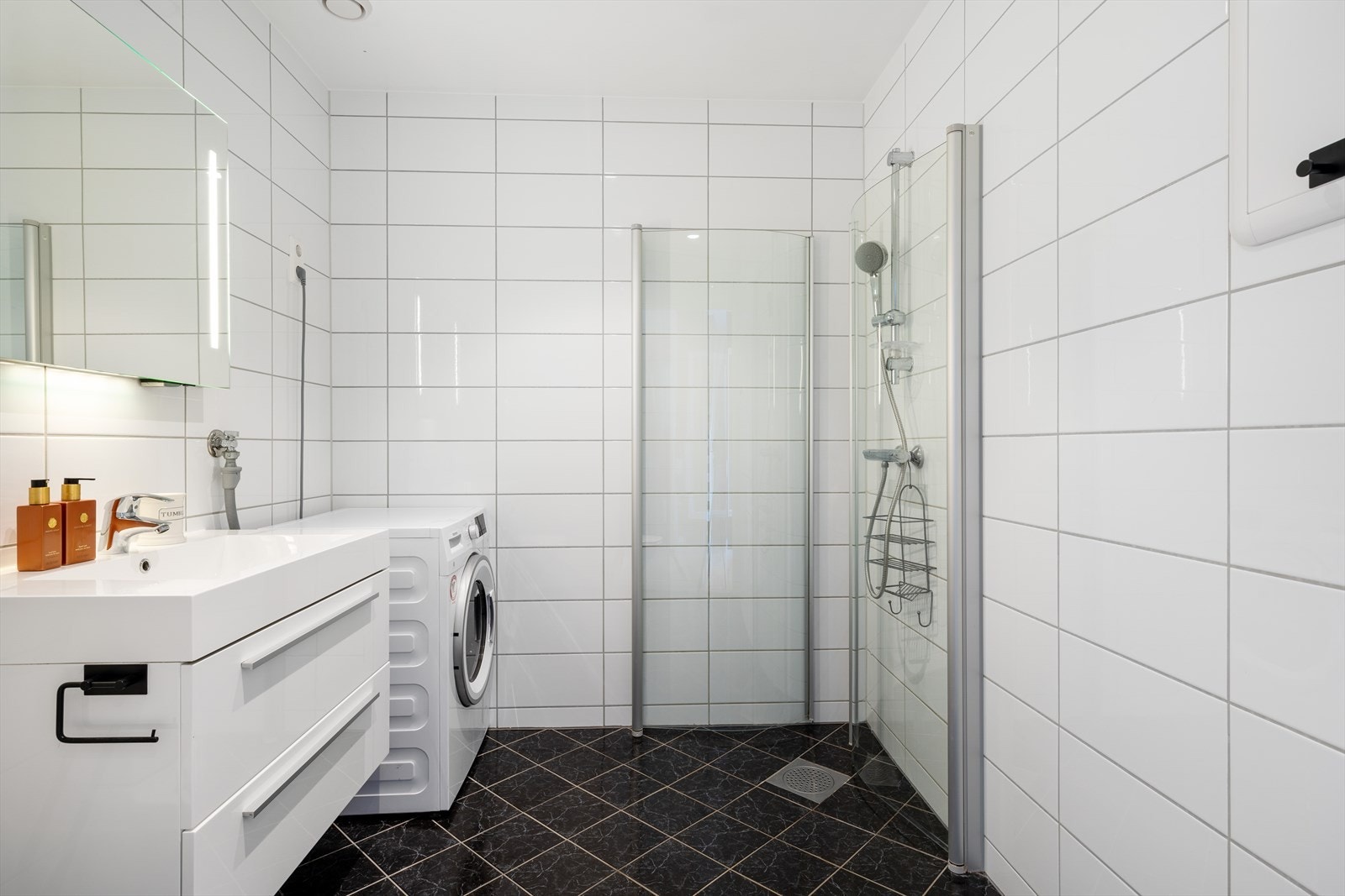 - Klassisk, helfliset baderom med behagelig varme i gulv - Galleribilde