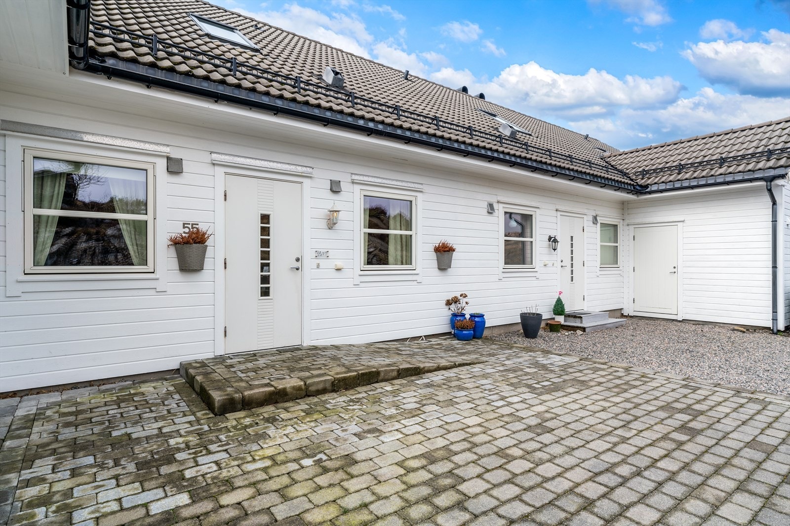 - Pent opparbeidet inngangsparti med trappefri adkomst - Galleribilde