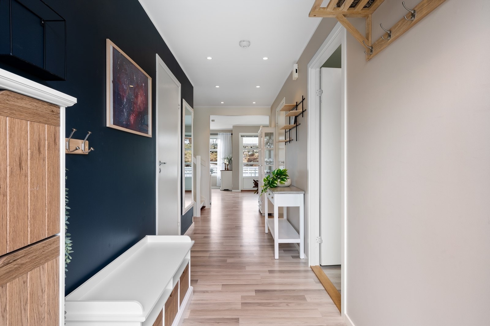 - Romslig gang på 13m² med god plass til ønsket oppbevaringsløsning - Galleribilde