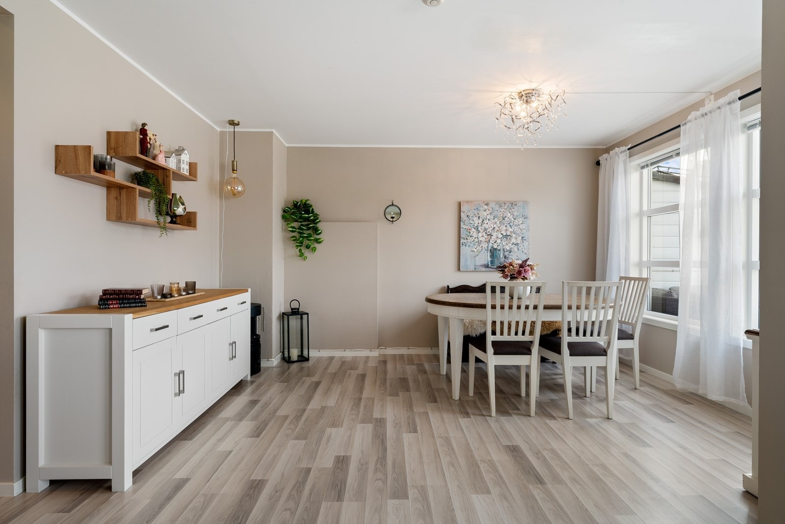 - Hovedetasjen inneholder entré/gang, 2 soverom, bad og stue/kjøkken - Galleribilde