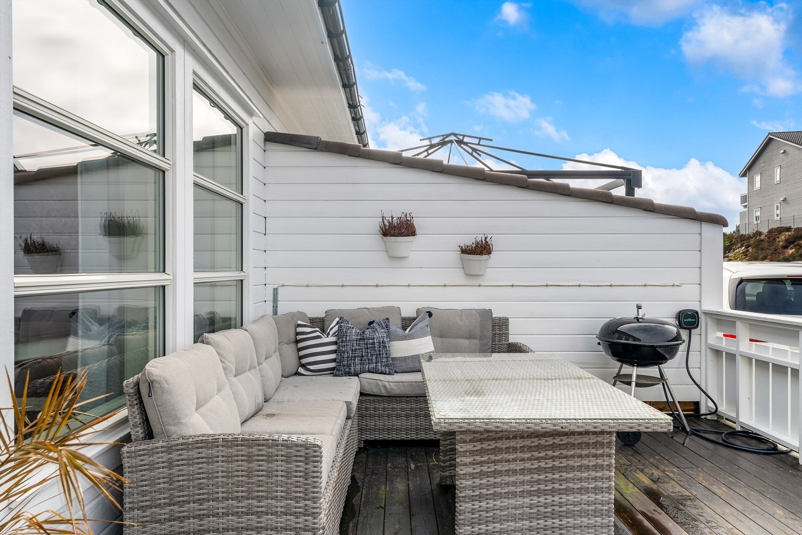 - Her har du god plass til ønsket utemøblement i ulike soner - Galleribilde