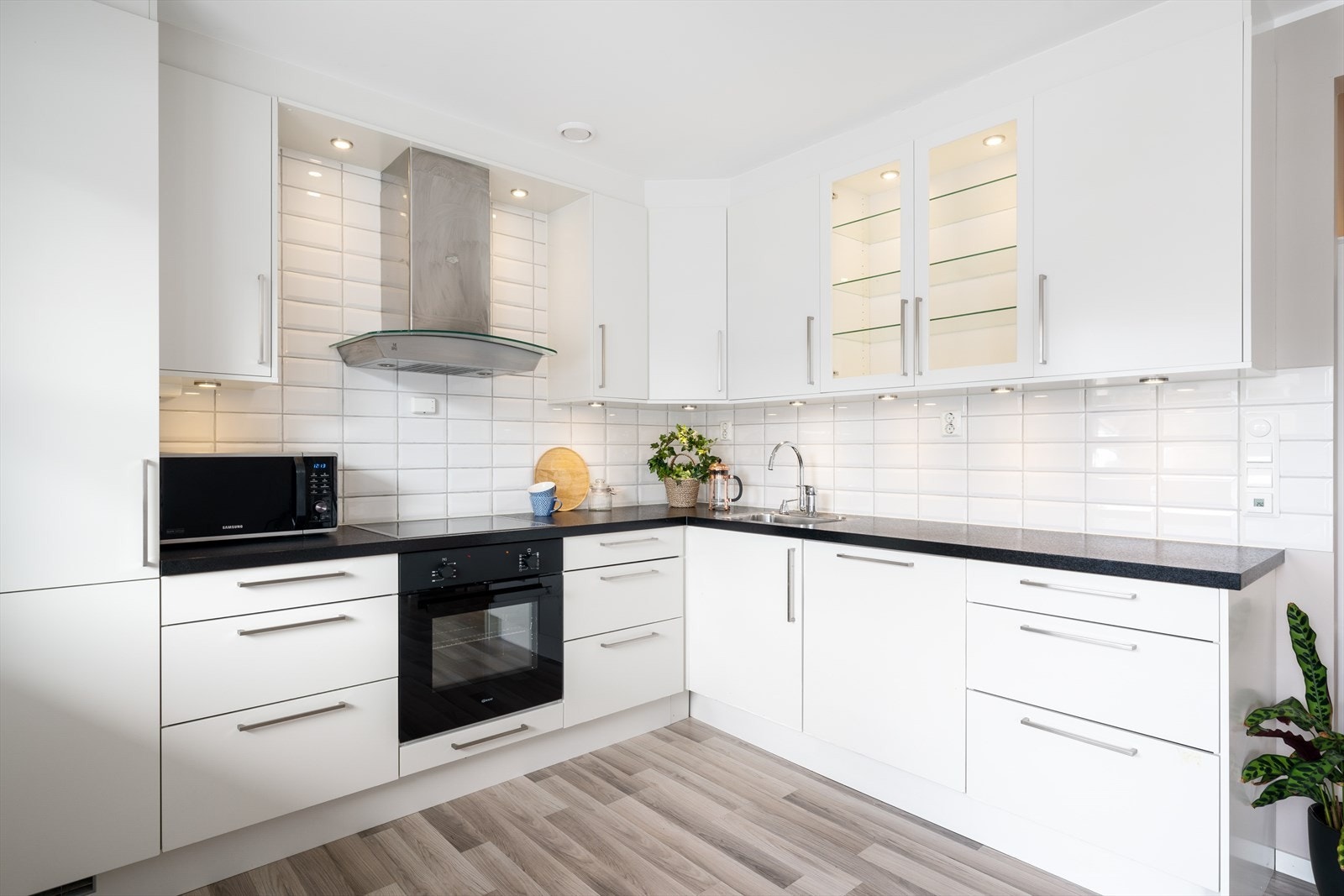 - Ny eier får gleden av integrert stekeovn, induksjonsplatetopp, kjøleskap og oppvaskmaskin - Galleribilde