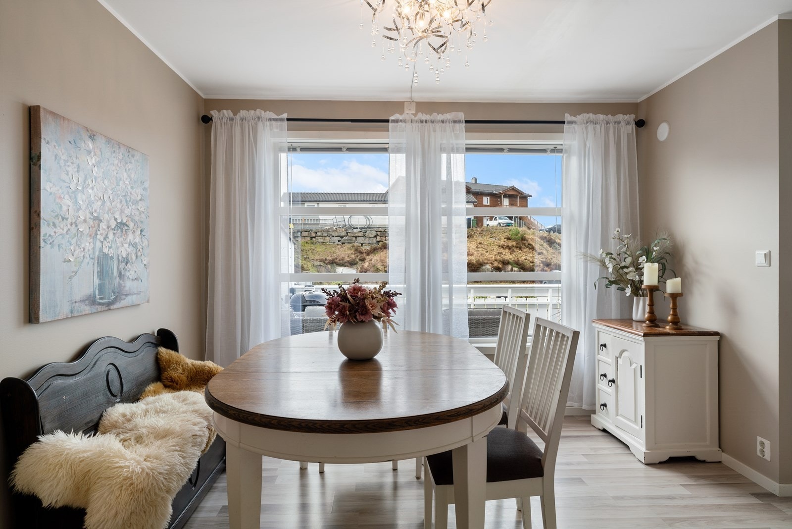 - Merk de generøse vindusflatene som bidrar til rikelig med verdifullt lysinnslipp - Galleribilde