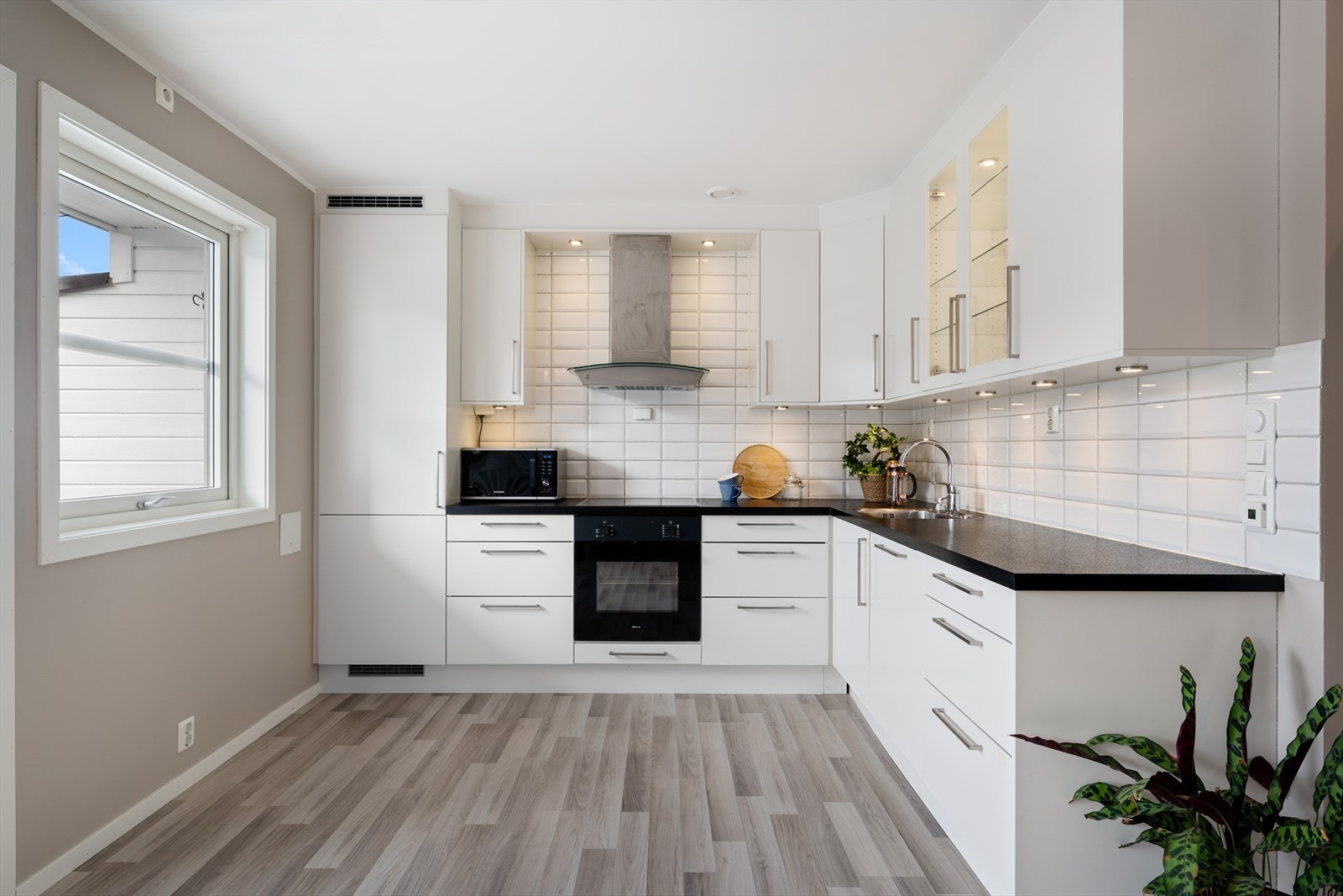 - Klassisk kjøkkeninnredning med slette fronter og benkeplate av laminat - Galleribilde