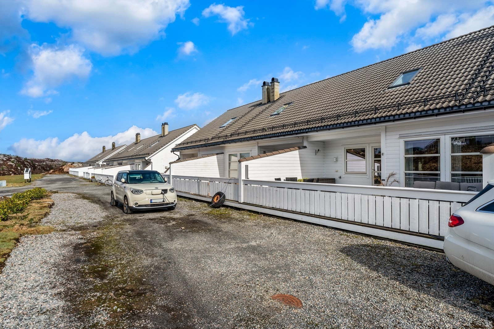 - Gode parkeringsmuligheter på egen tomt. Det er montert elbil-lader - Galleribilde