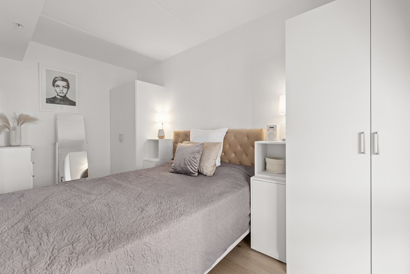 I leiligheten finner du ett romslig soverom med adkomst fra stuen. Galleribilde