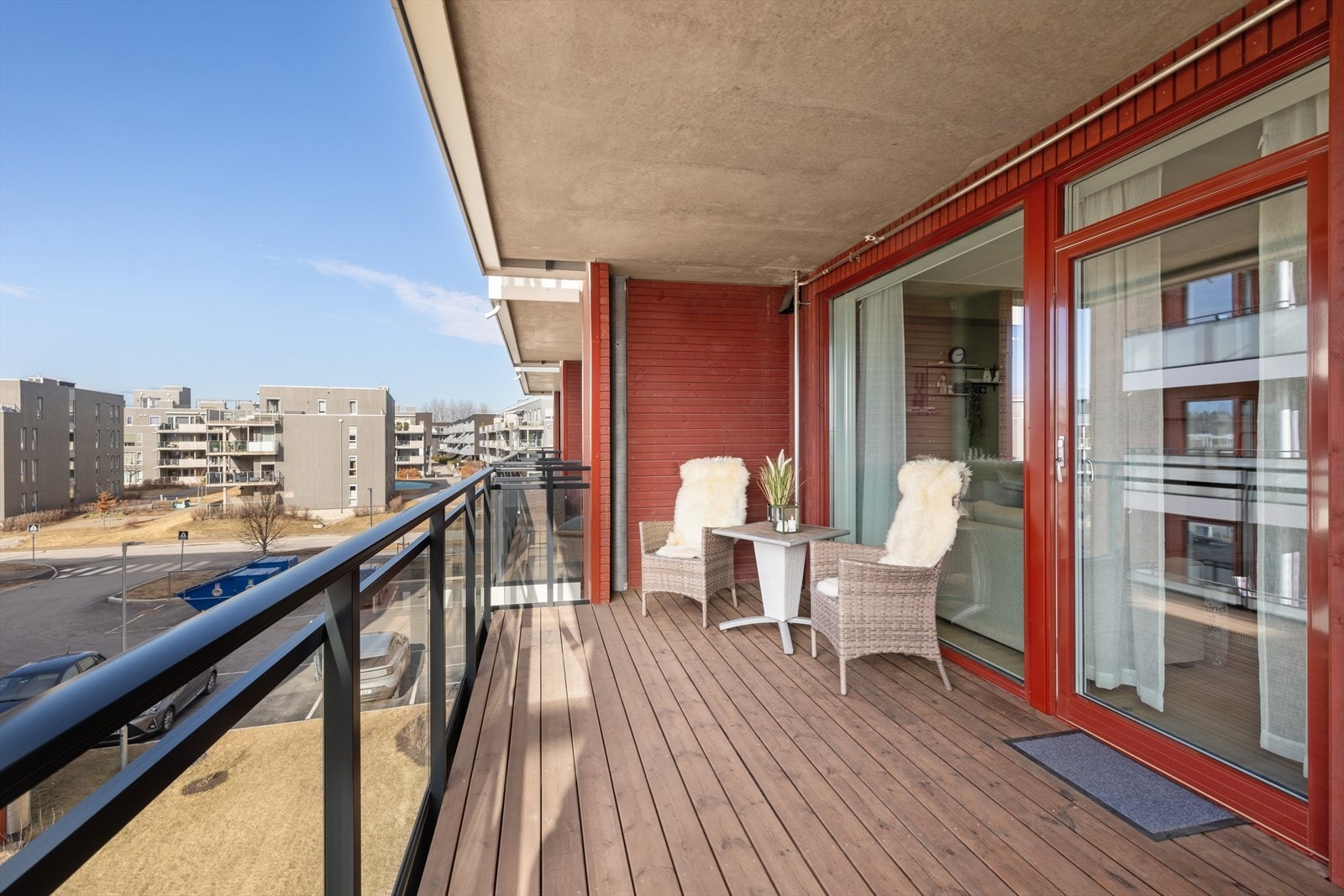 Fra stuen er det utgang til en overbygd balkong på ca. 13 m². Galleribilde