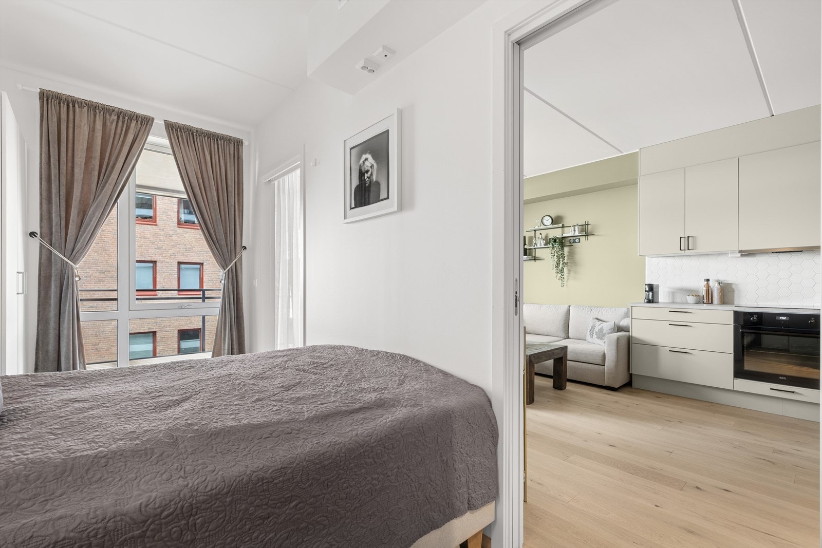 Soverommet har fine innredningsmuligheter med plass til stor seng og nattbord. Galleribilde