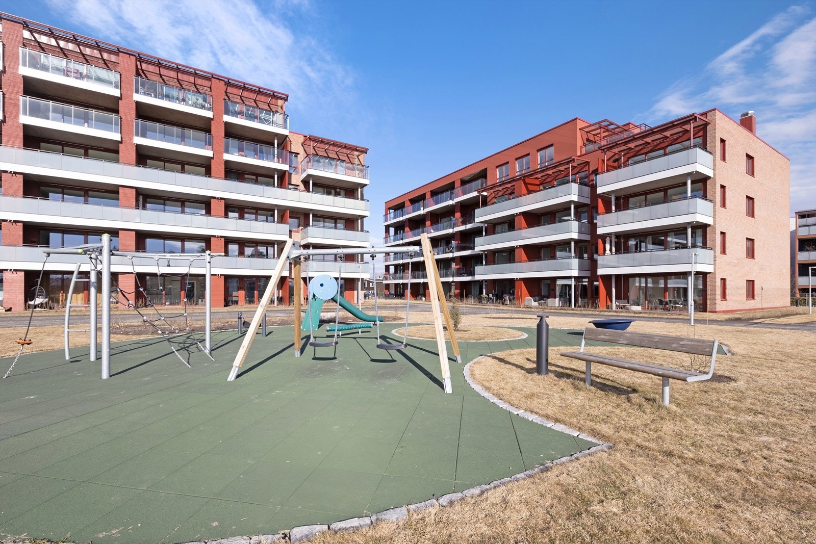 Leiligheten ligger i et attraktivt og rolig område på Jessheim, med nærhet til dagligvarebutikker, skoler, barnehager, offentlig transport og flotte tur- og rekreasjonsområder. Galleribilde