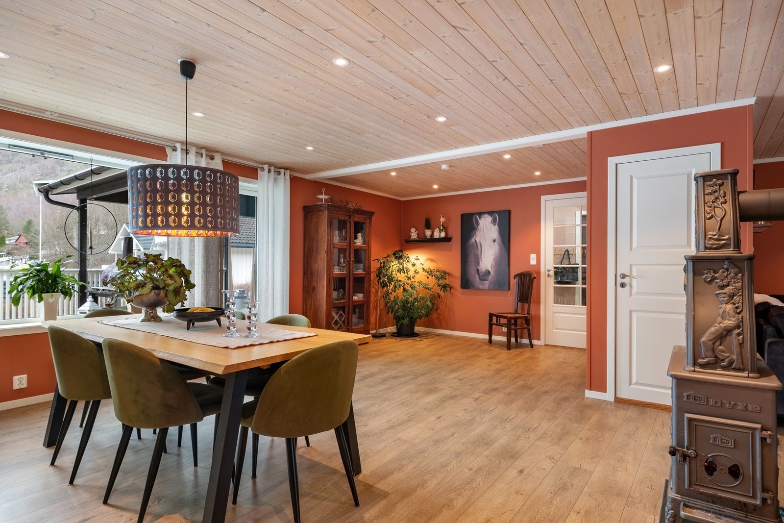 - Den store stova er naturleg inndelt i ulike soner med etegruppe og sittegruppe - Galleribilde