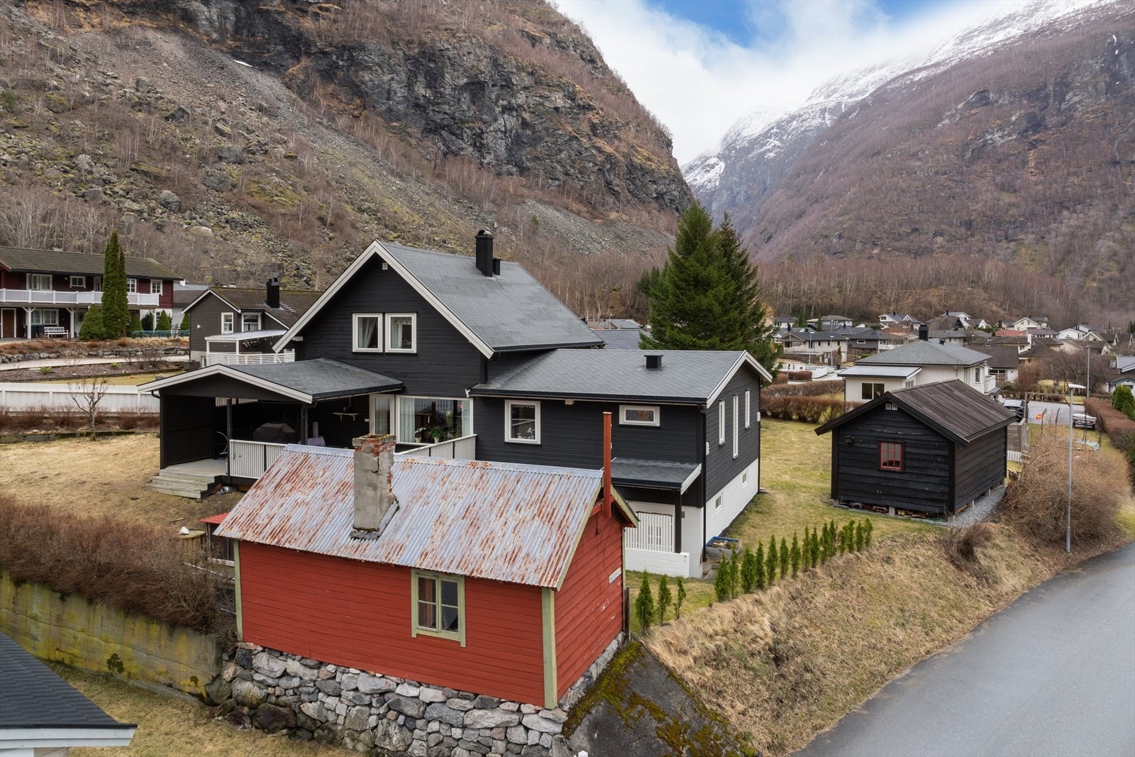 - Innhaldsrik eigedom med bustadhus, uthus og utebod - Galleribilde