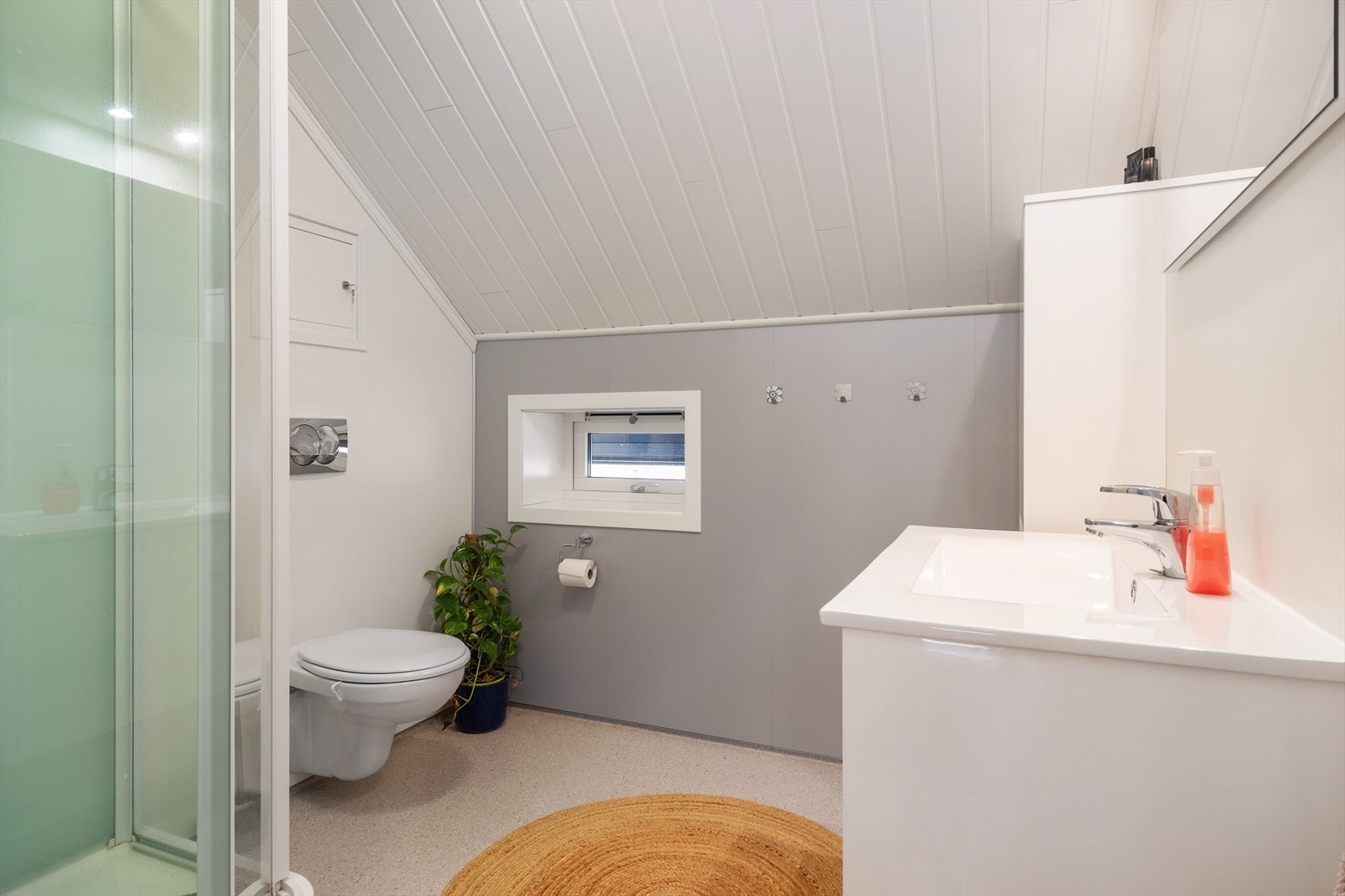 - Badet i andre etasje er utstyrt med dusjkabinett, vegghent toalett og servant - Galleribilde