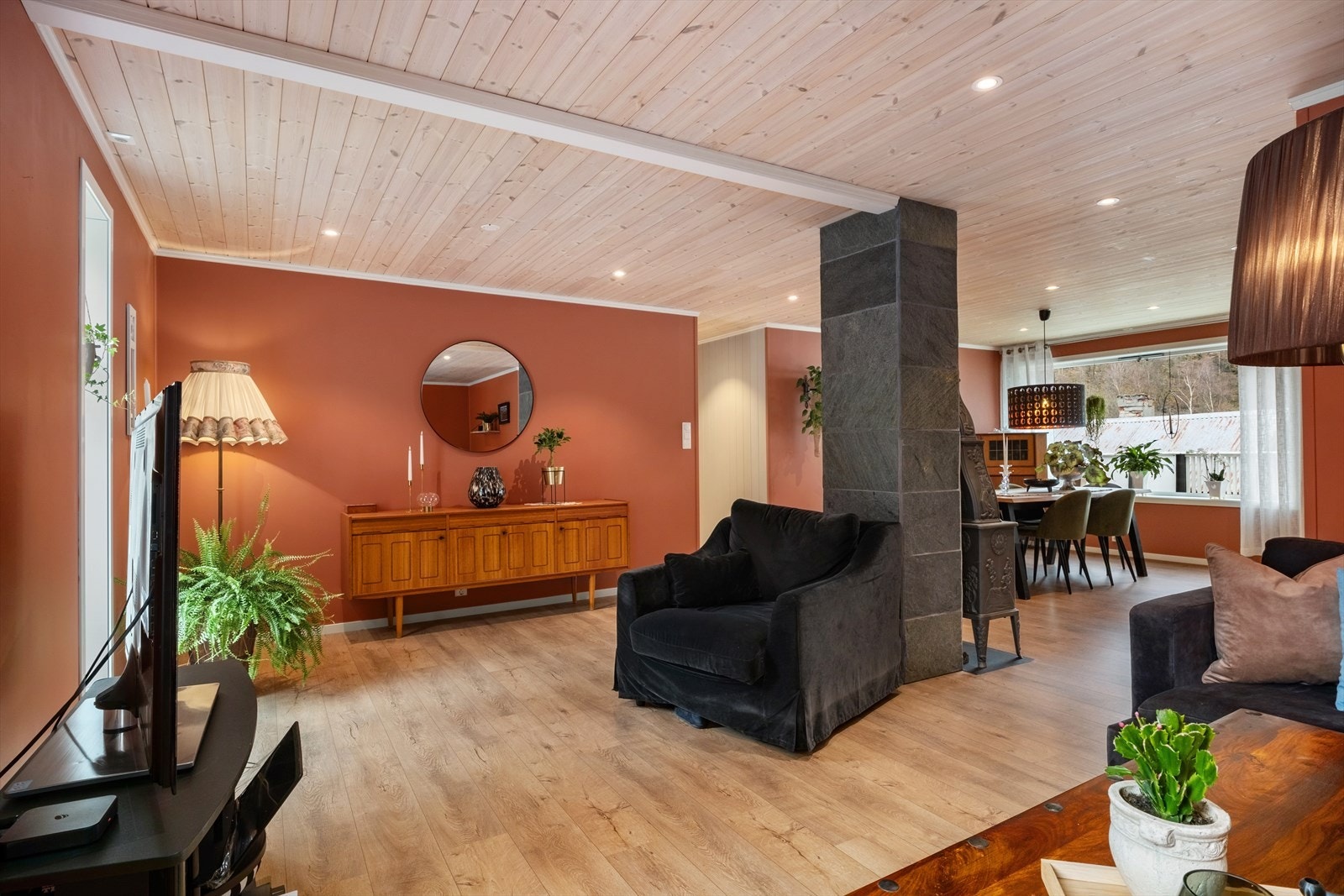 - Stova har fine slette overflater og himling med spottar - Galleribilde