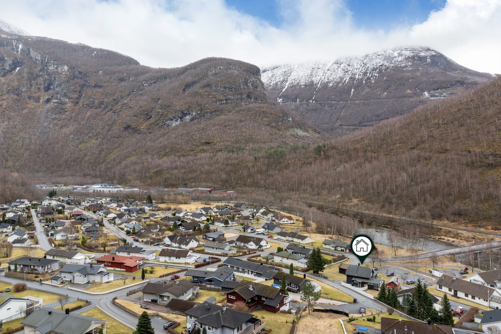 - Eigedomen har fin plassering i eit veletablert bustadområdet i Utladalen - Galleribilde
