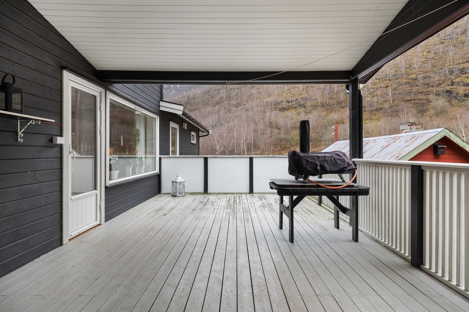 - Stor og god veranda med takoverbygg - Galleribilde