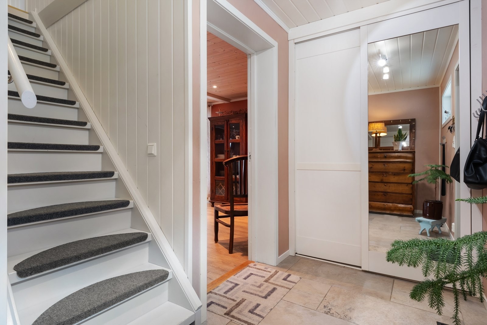 - Entrè med garderobe for oppbevaring av yttertøy og sko. Og tilkomst til andre etasje - Galleribilde