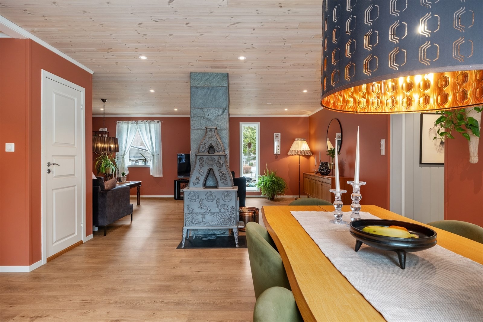 - Stor og romsleg stove med rikeleg med naturlig lysinnslepp og direkte tilkomst til stor veranda - Galleribilde