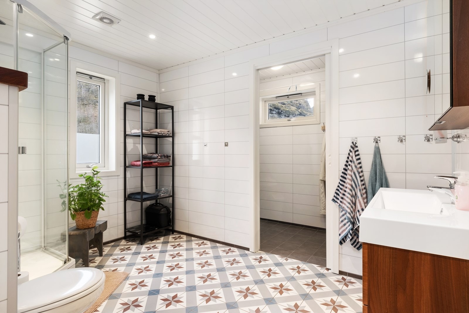 - Lekkert bad med direkte tilkomst til vaskerom - Galleribilde