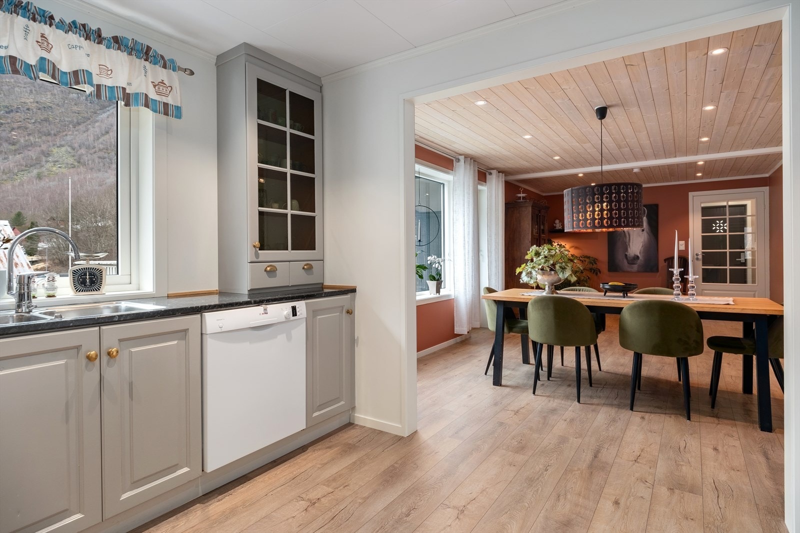 - Delvis open løysing mellom kjøkken og stove - Galleribilde