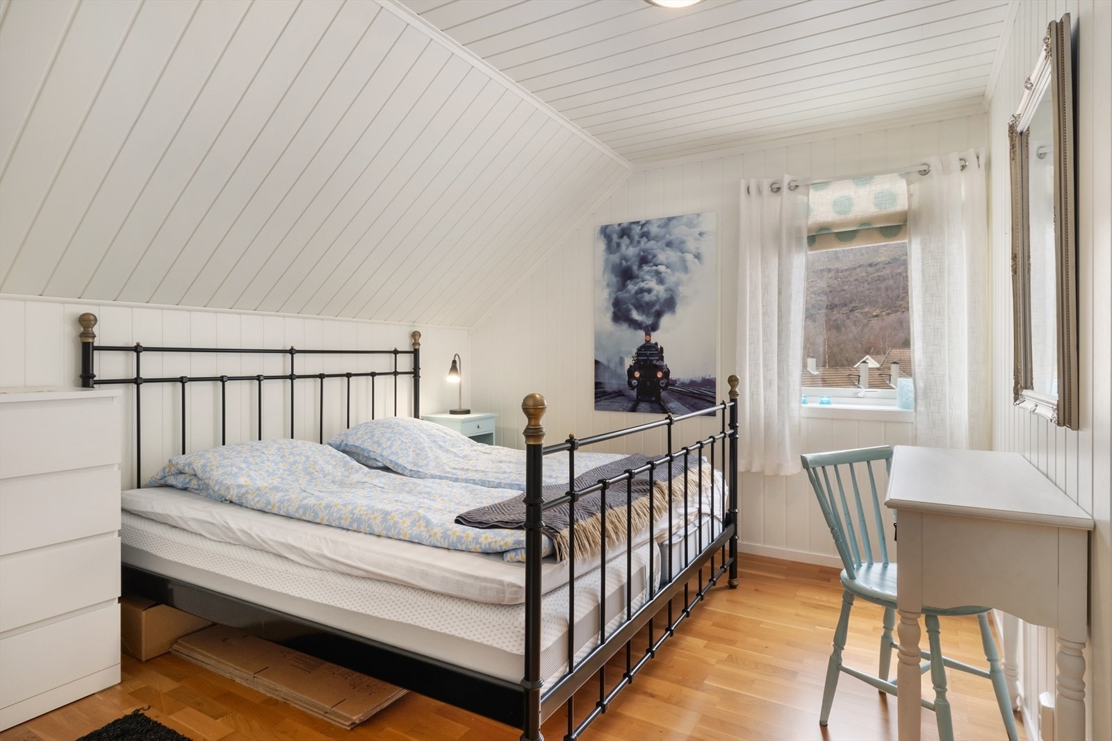 - I andre etasje er det også to soverom av god størrelse - Galleribilde