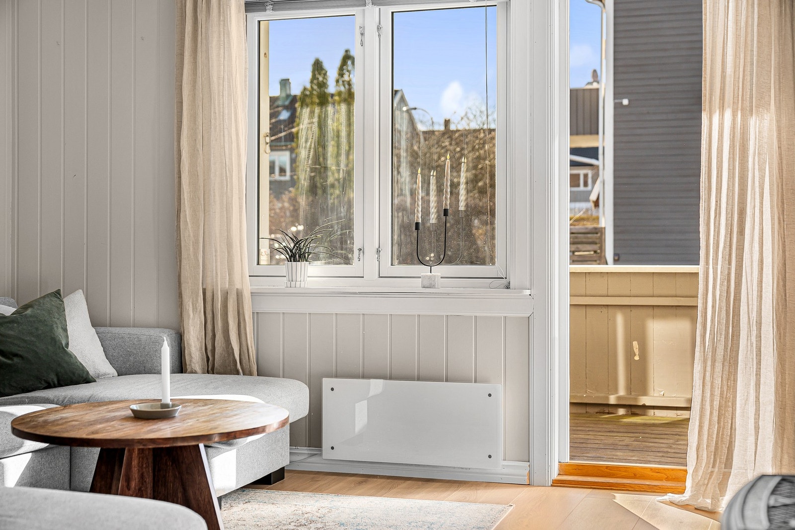 - Fra stuen er det direkte utgang til stor, solrik uteplass med både terrasse, markterrasse og stor plen - Galleribilde