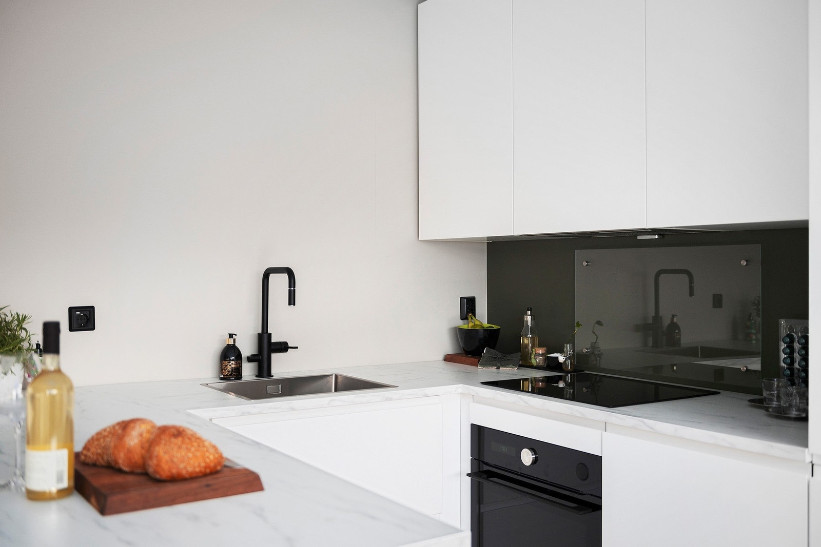 Rikelig med skap- og benkeplass sørger for et funksjonelt og arbeidsvennlig kjøkken Galleribilde