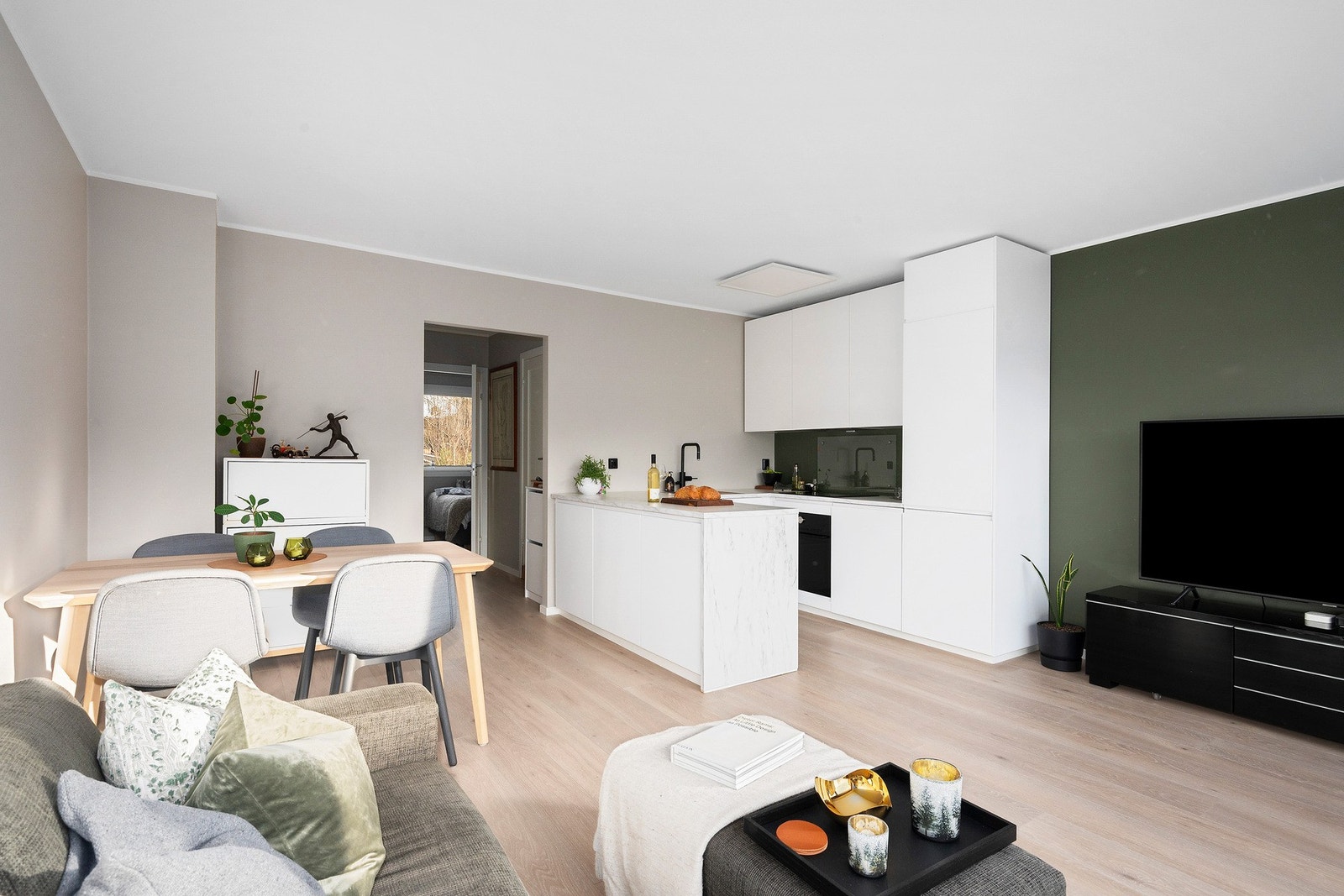 Spisestuen får sin naturlige plassering ved kjøkken Galleribilde