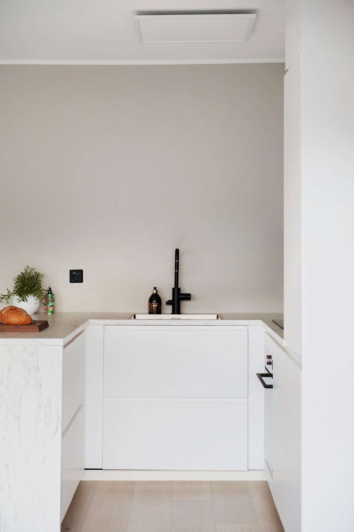 Av integrerte hvitevarer finner du nedfelt induksjonsplatetopp, kjøleskap med fryser, komfyr og oppvaskmaskin Galleribilde