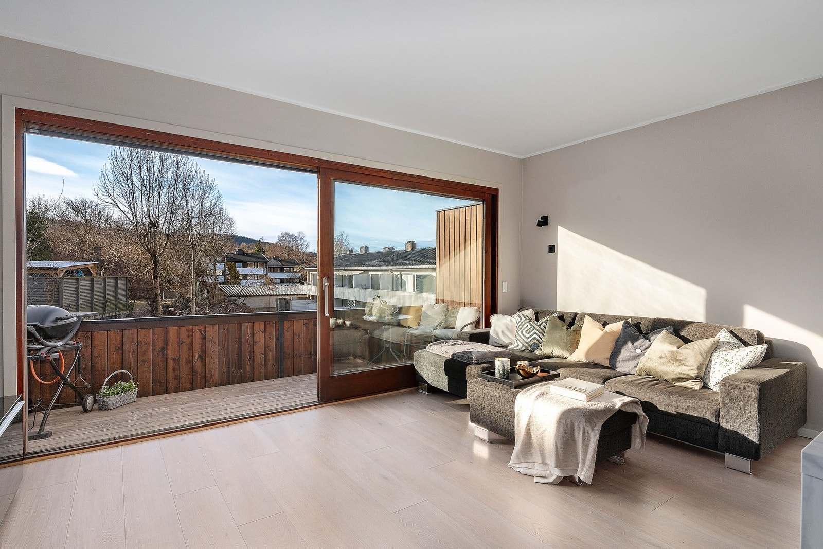 Her er god plass til å innrede etter eget ønske og behov, med god plass til både sofa- og spisegruppe Galleribilde