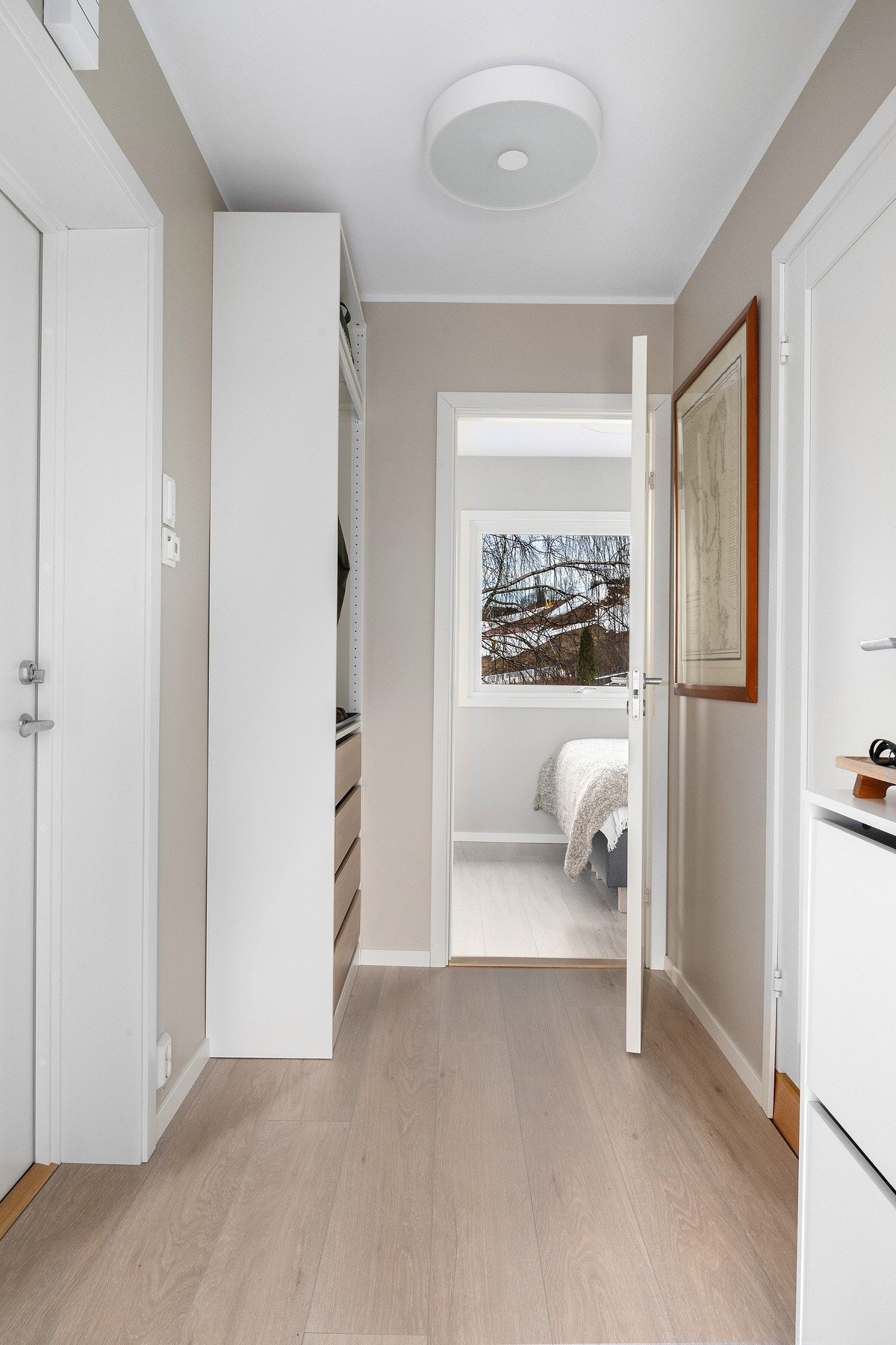 Lys og innbydende entré hvor en enkelt kan oppbevare yttertøy og sko Galleribilde