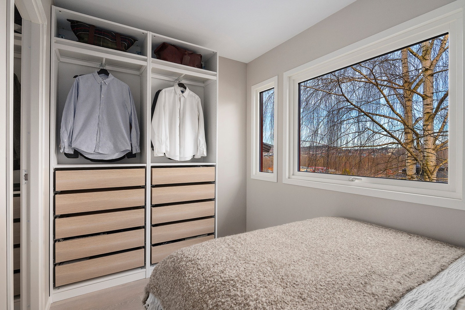 Man kan enkelt innrede med en romslig garderobeinnredning hvor en vil har god plass til oppbevaring av klær og andre personlige eiendeler Galleribilde