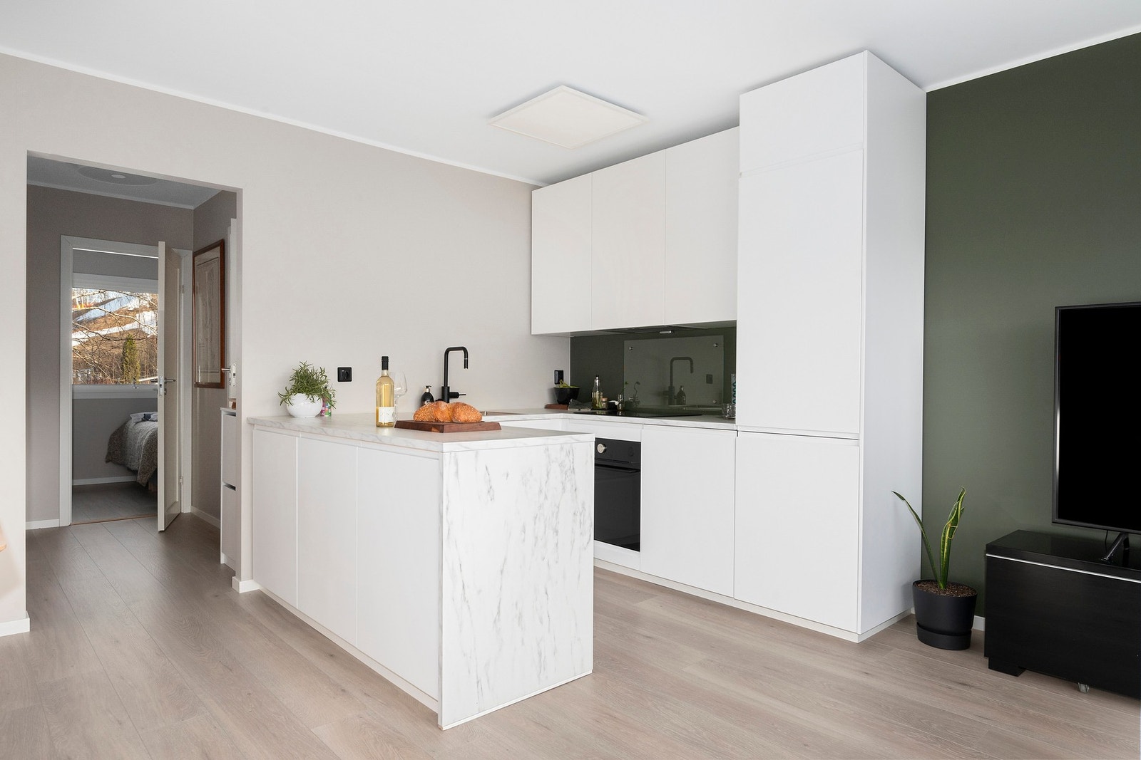 Kjøkkeninnredning fra omkring 2021 med slette fronter og benkeplate av laminat Galleribilde