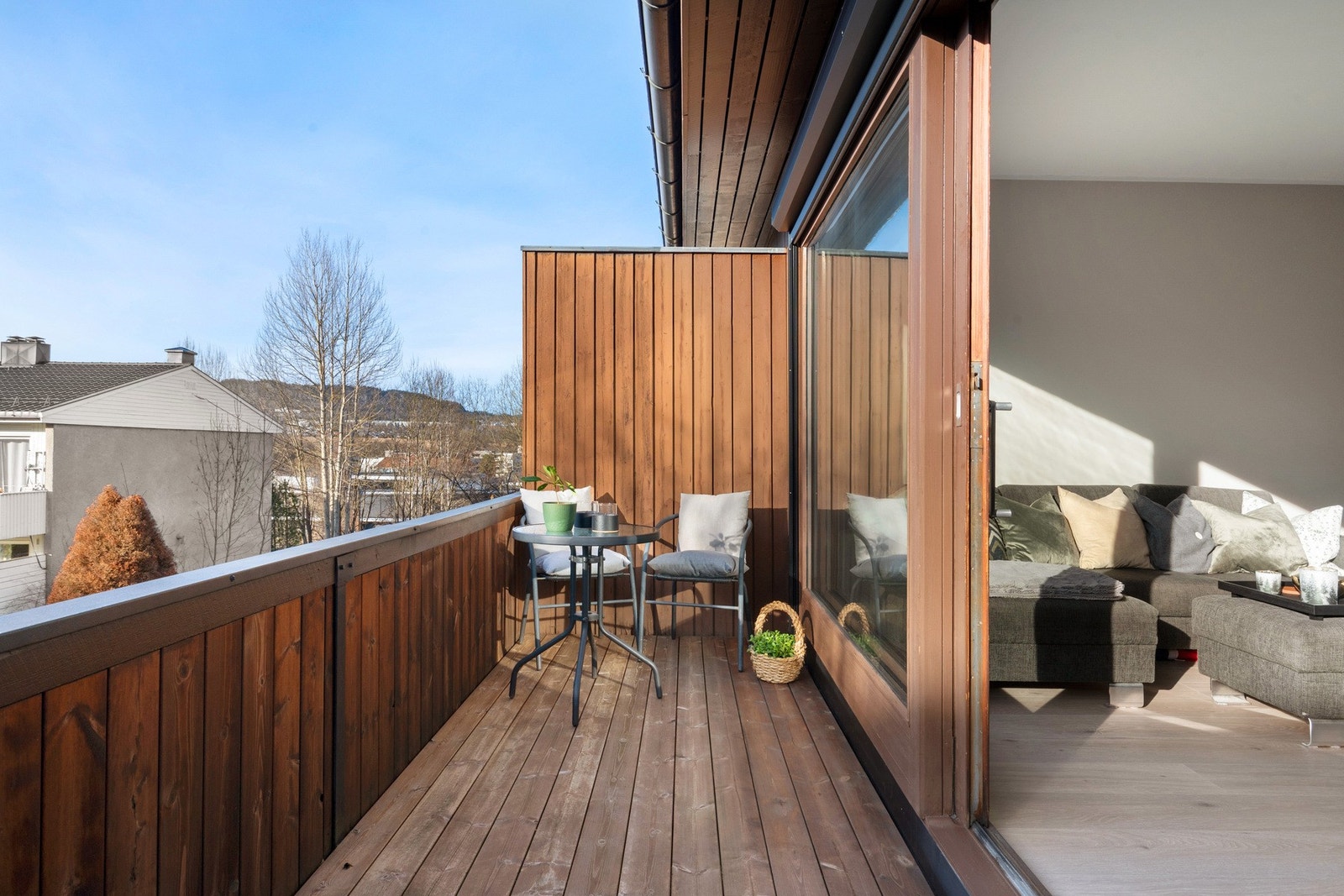 Balkongen har en vestvendt beliggenhet, noe som sørger for rikelig med sol Galleribilde