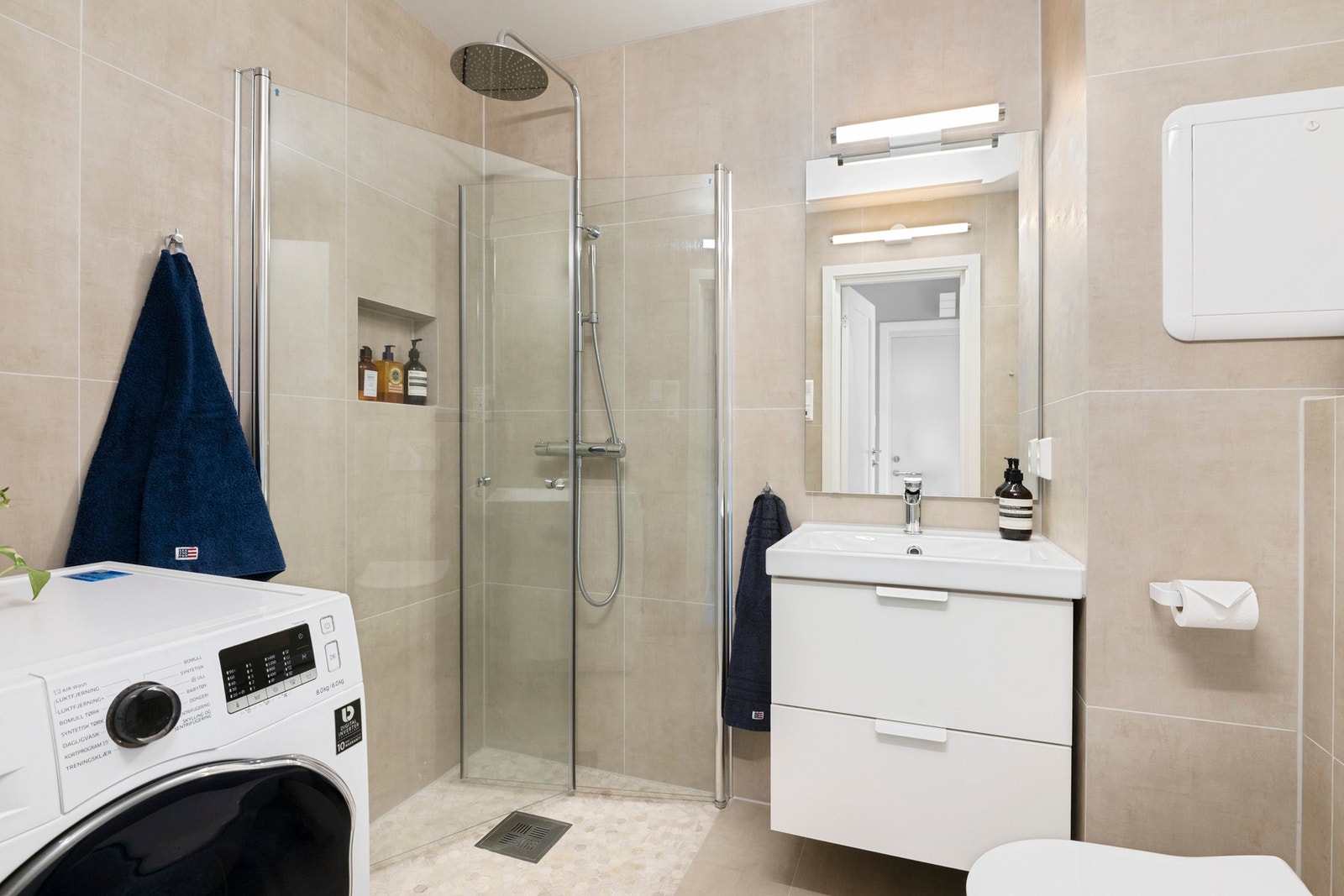 Lekkert, helfliset baderom fra 2020-2021 med varme i gulv. Galleribilde