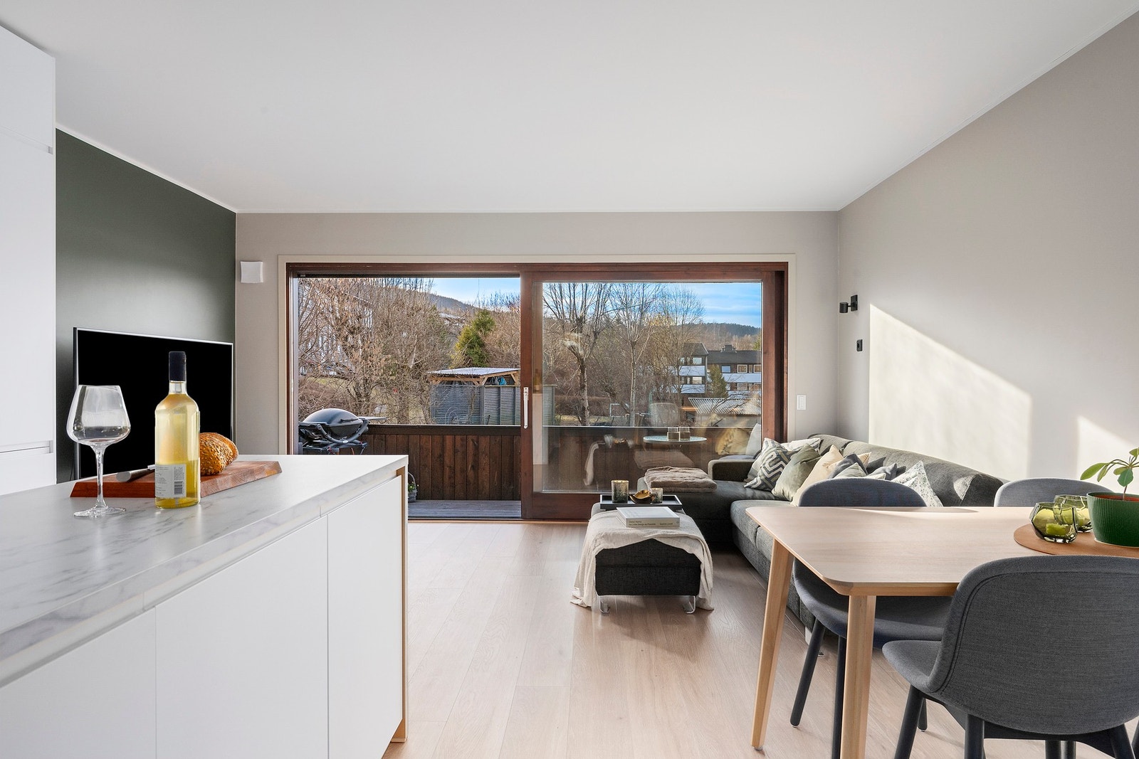 Åpen stue-/kjøkkenløsning med store vindusflater som sørger for rikelig med naturlig lysinnslipp Galleribilde