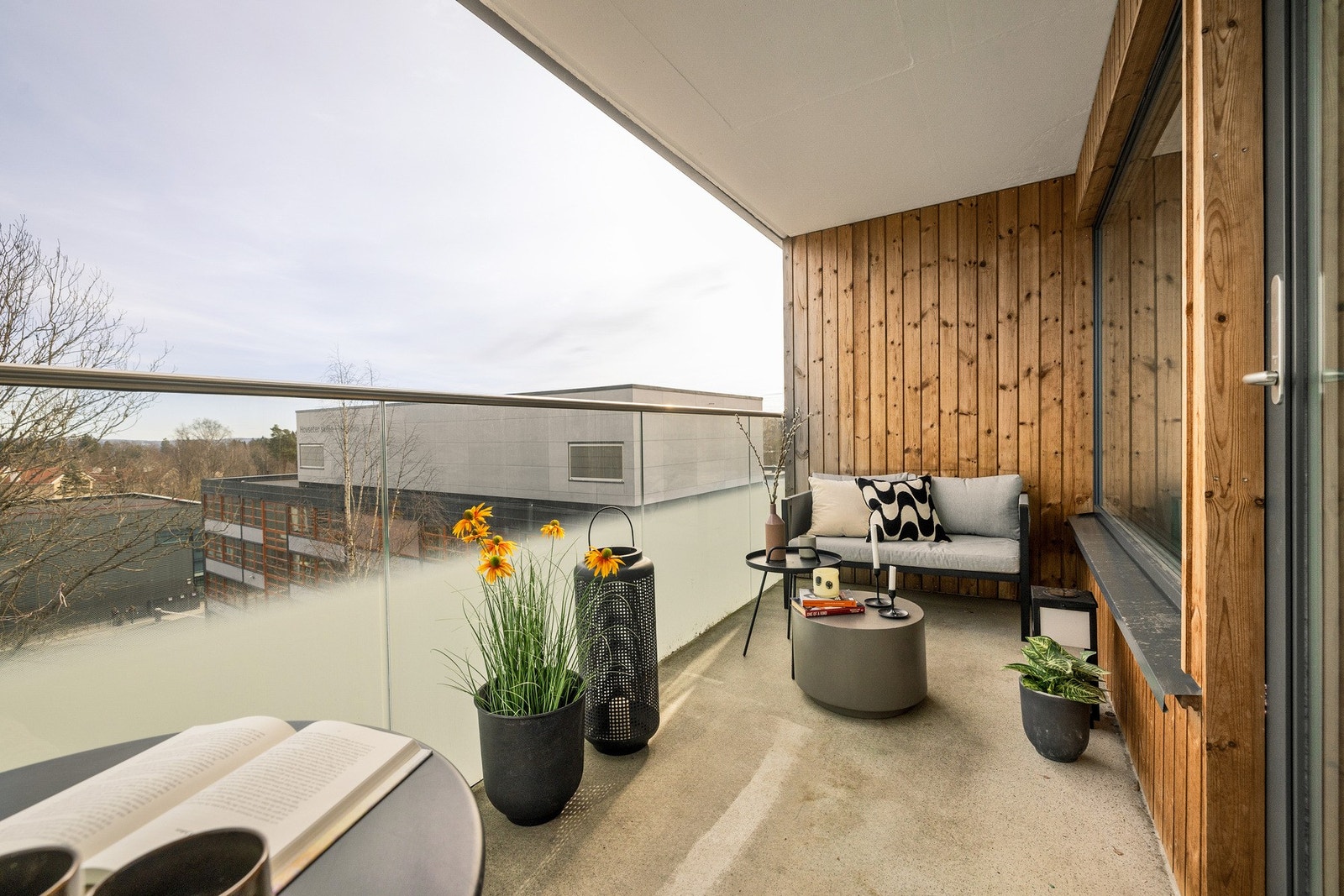 Du kommer til å digge balkongen - den har plass til flere sittesoner, grill og dyrkekasser. Galleribilde