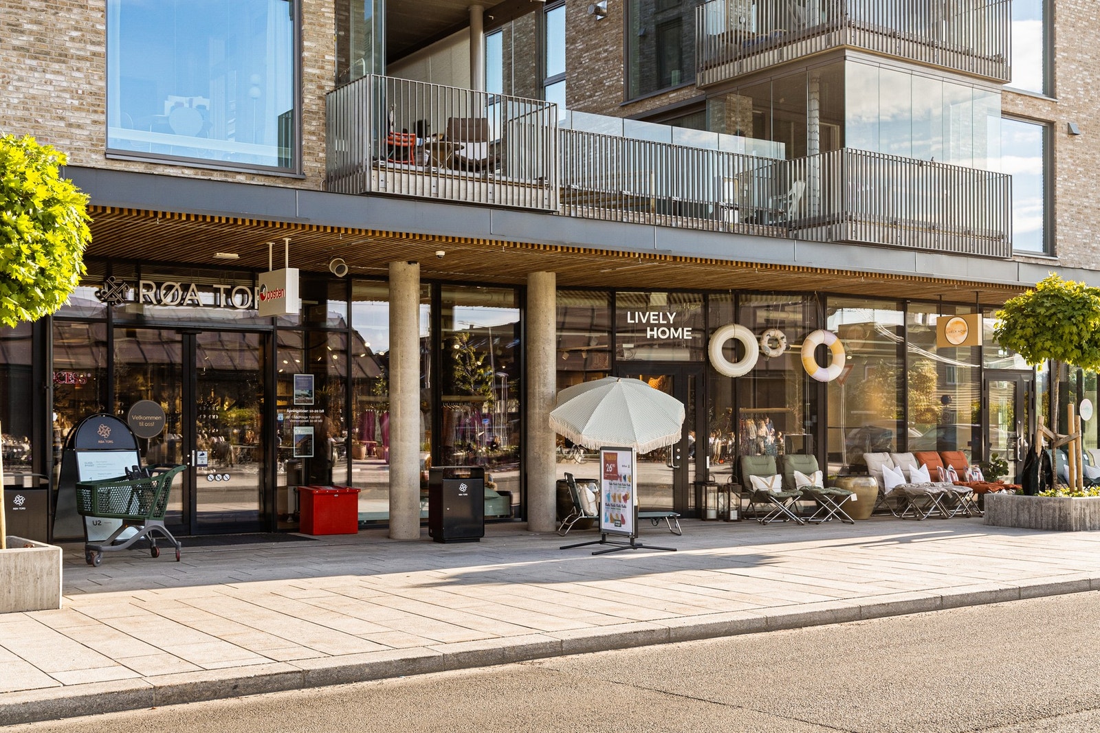 Her har du vinmonopol, blomsterbutikk, og flere matbutikker. Galleribilde