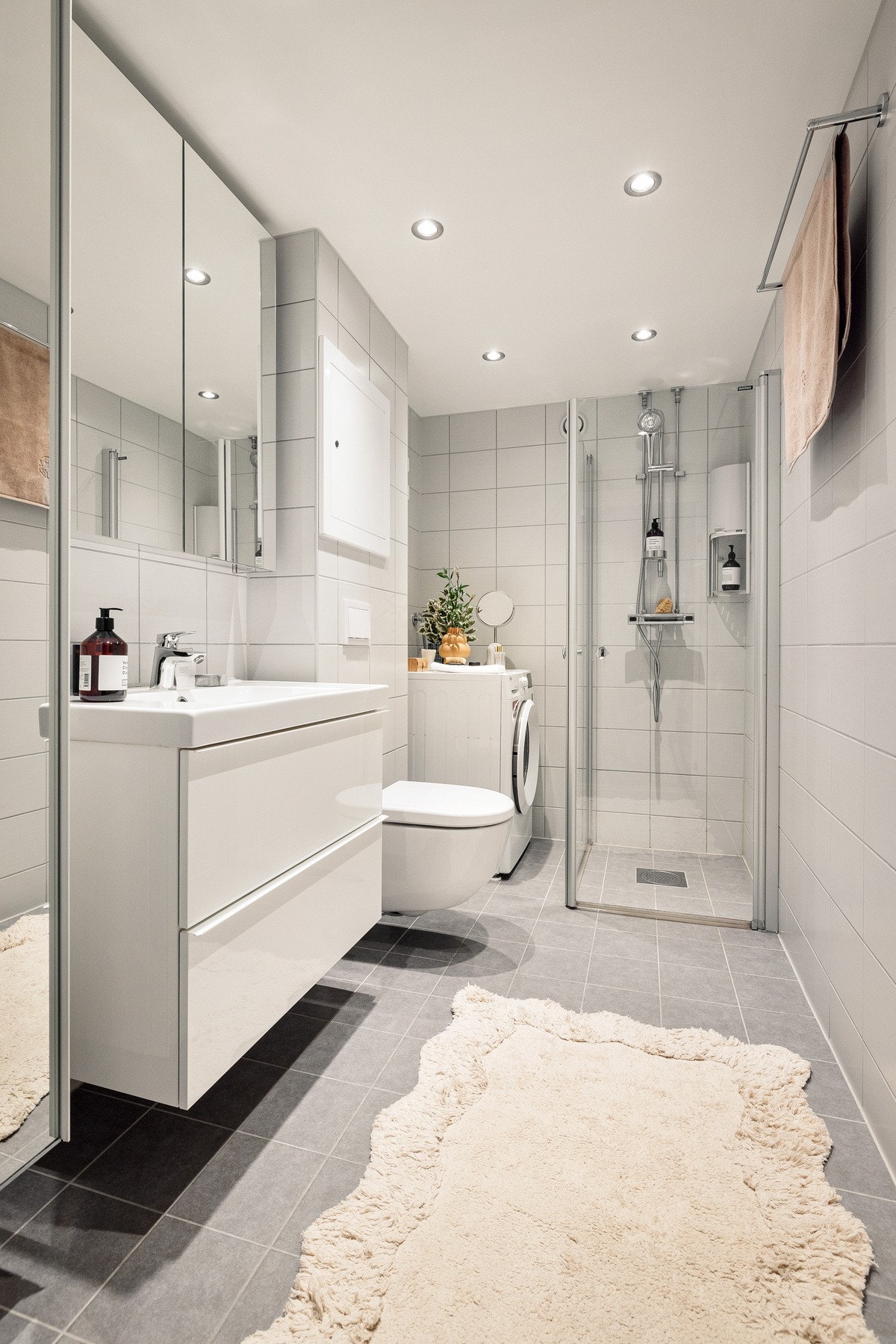 Badet oppleves som romslig, med god plass til alt du trenger. Det er plass og opplegg til vaskemaskin. Galleribilde