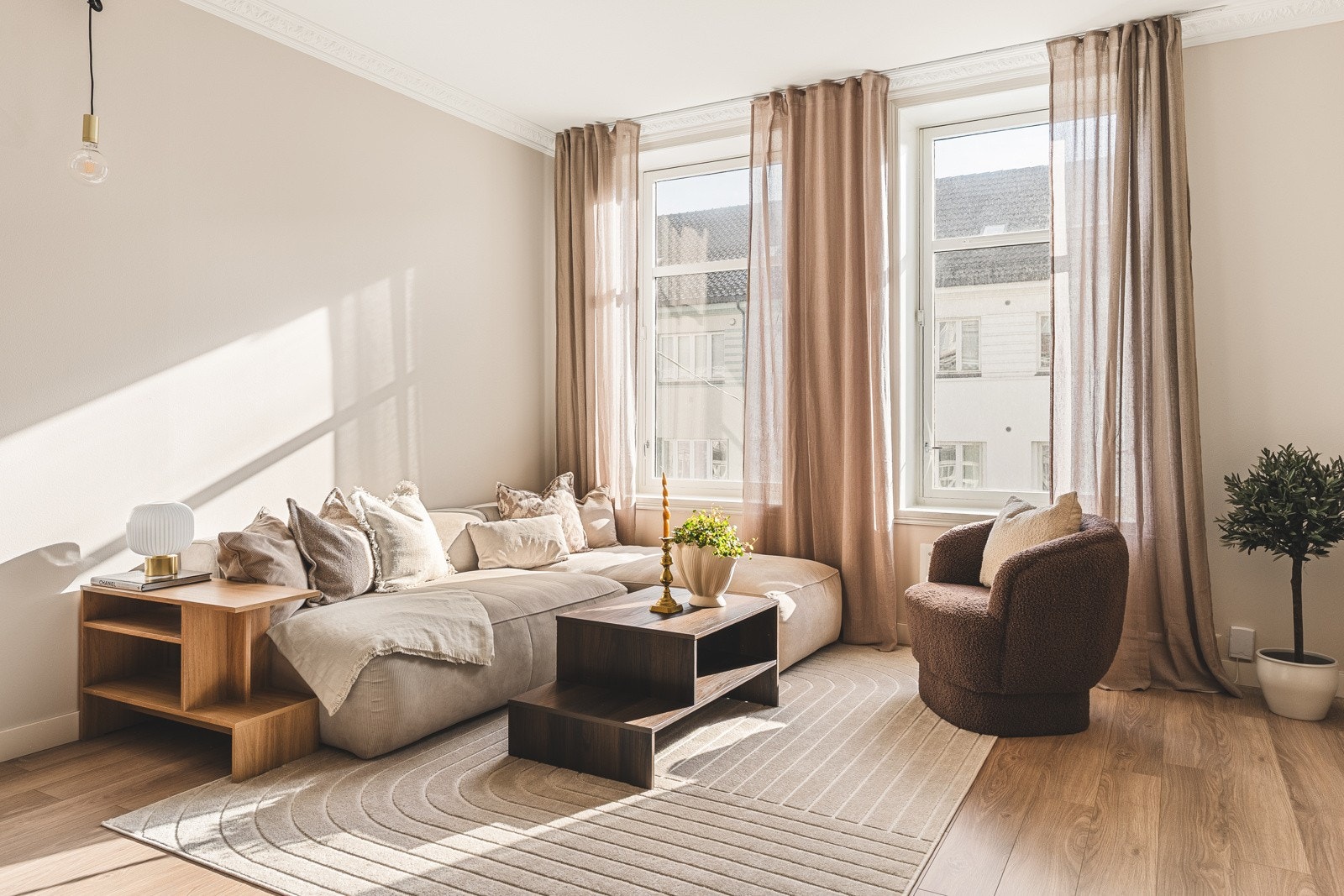 Leiligheten er lys og innbydende med store vindusflater. Galleribilde