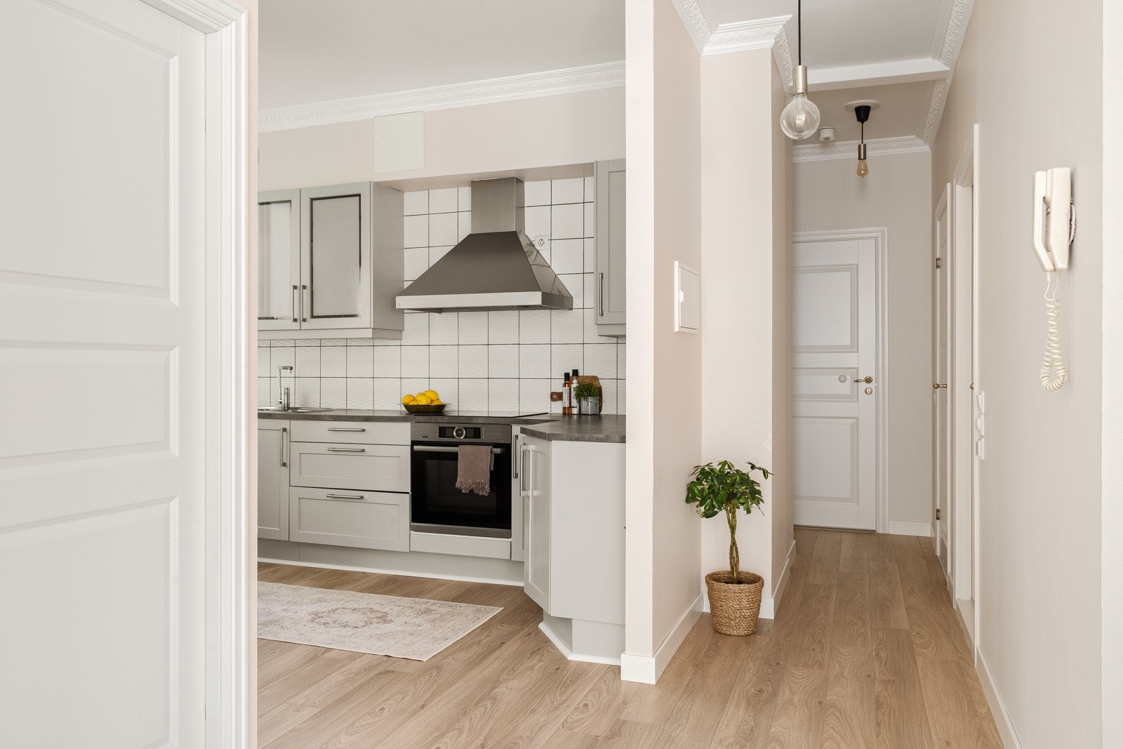 Kjøkkenet ligger vis a vis stuen. Galleribilde