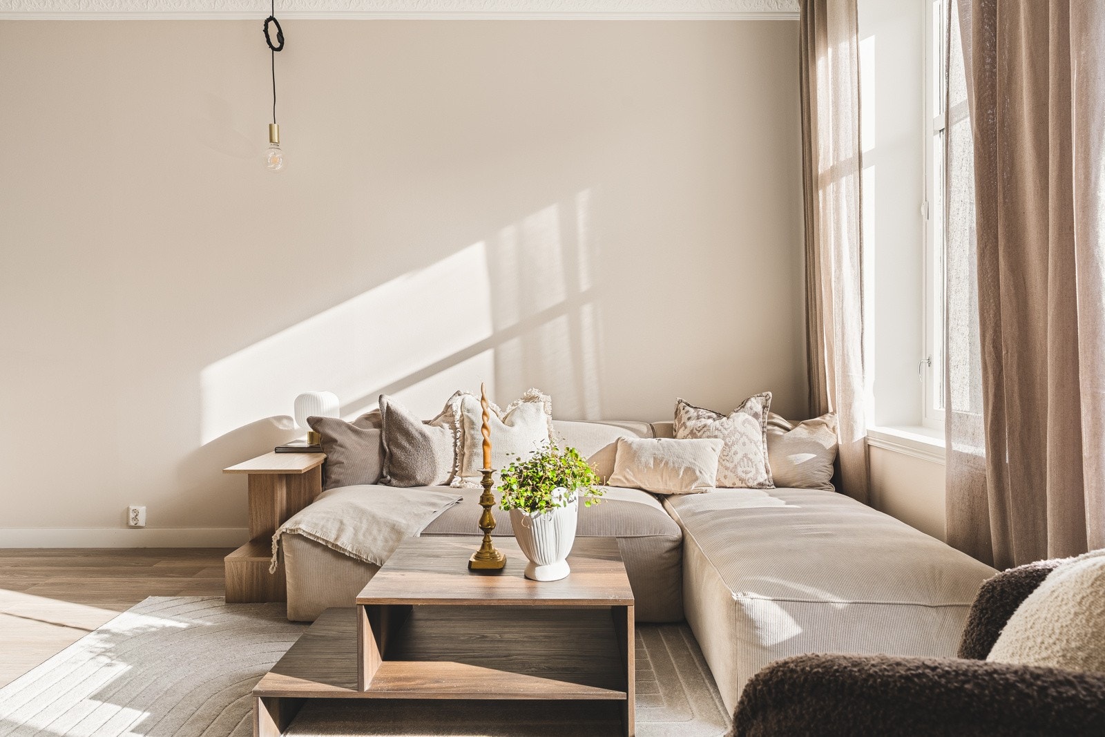 Overflatene er malt i en moderne og behagelig fargetone. Galleribilde