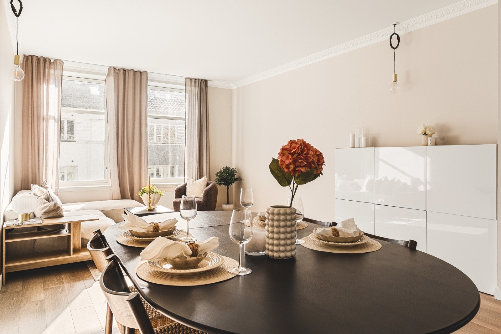 De store vinduene slipper inn rikelig med naturlig lys. Galleribilde