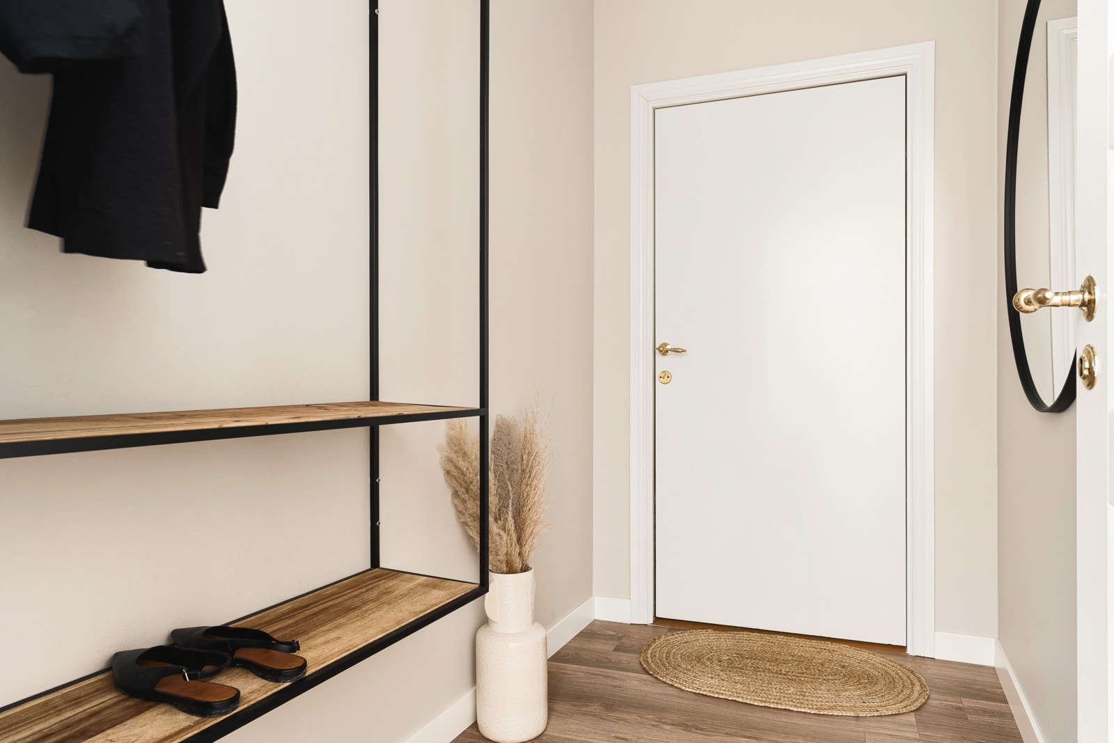 Entré med plass for klesoppheng og oppbevaring. Galleribilde