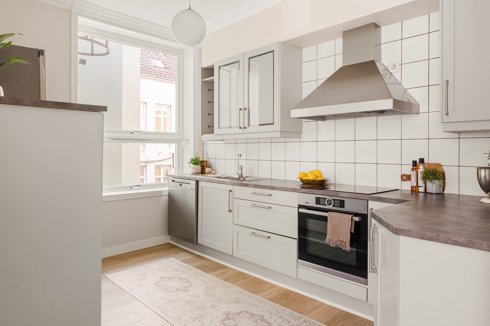 Det separate kjøkkenet har en fin kombinasjon av skap- og benkeplass for både oppbevaring og matlaging. Galleribilde