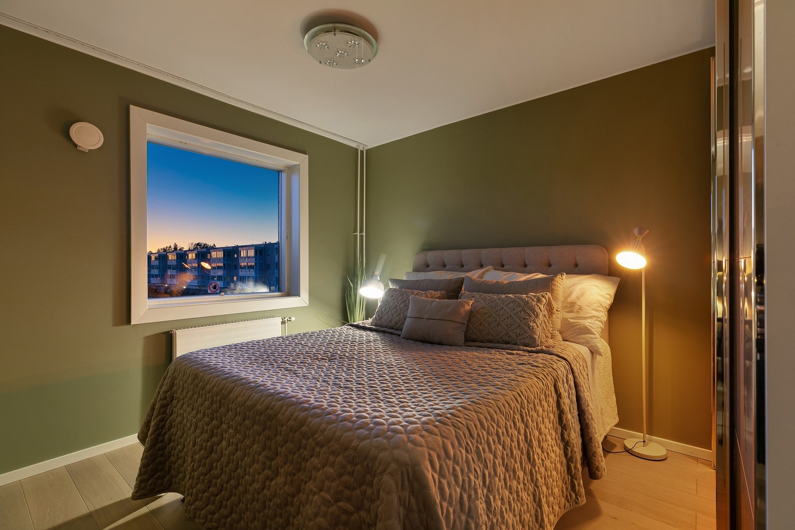 Soverom 1 - har garderobeskap med praktiske skyvedører og god plass til en komfortabel dobbeltseng Galleribilde