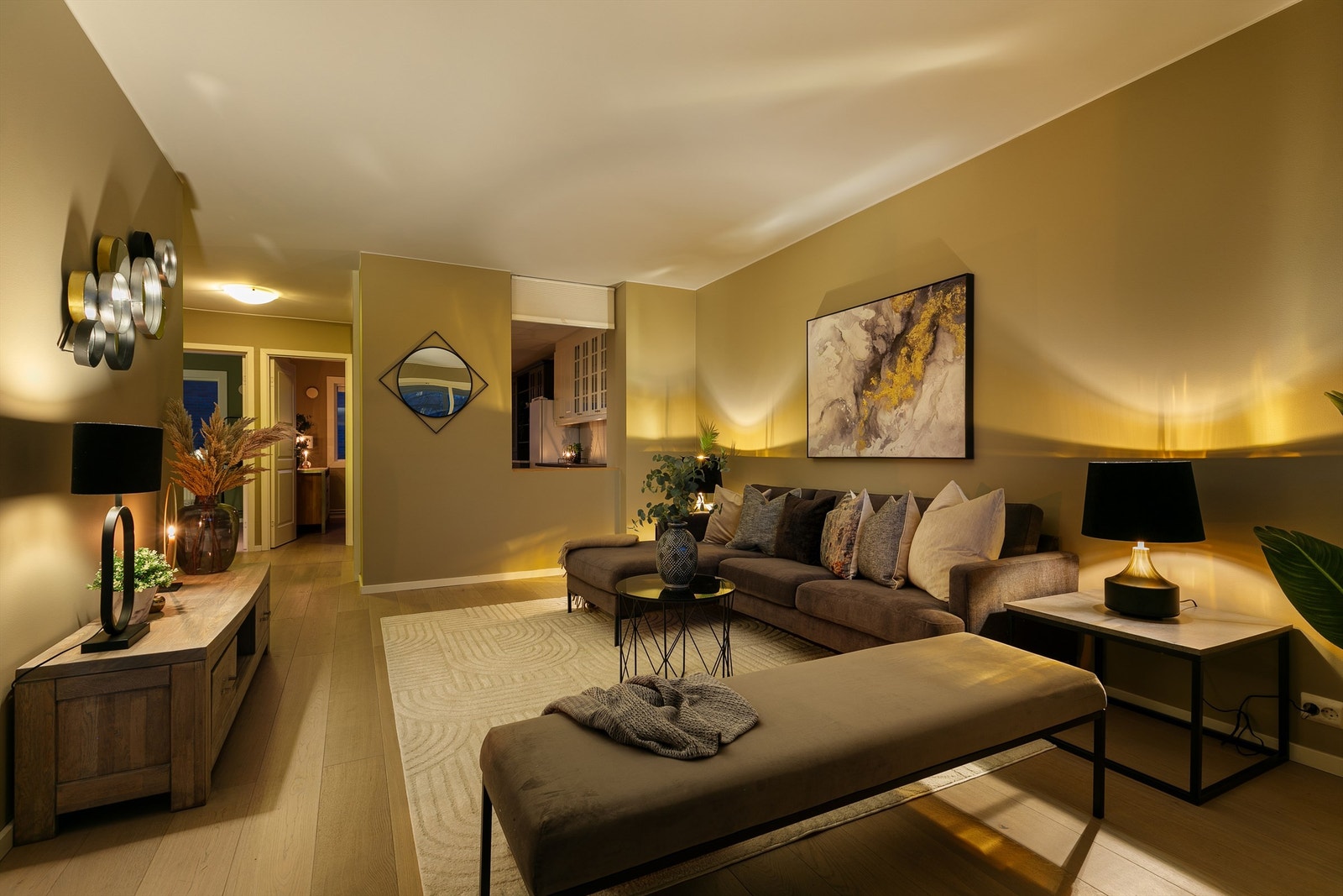 Romslig stue med god plass til både sofagruppe og øvrig møblering Galleribilde