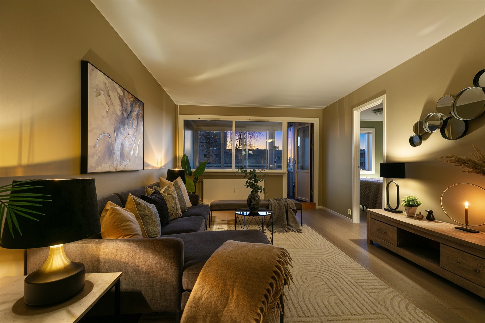 Fra stuen er det utgang til en innglasset balkong på 11 kvm - en forlengelse av oppholdsrommet som kan nytes store deler av året. Galleribilde